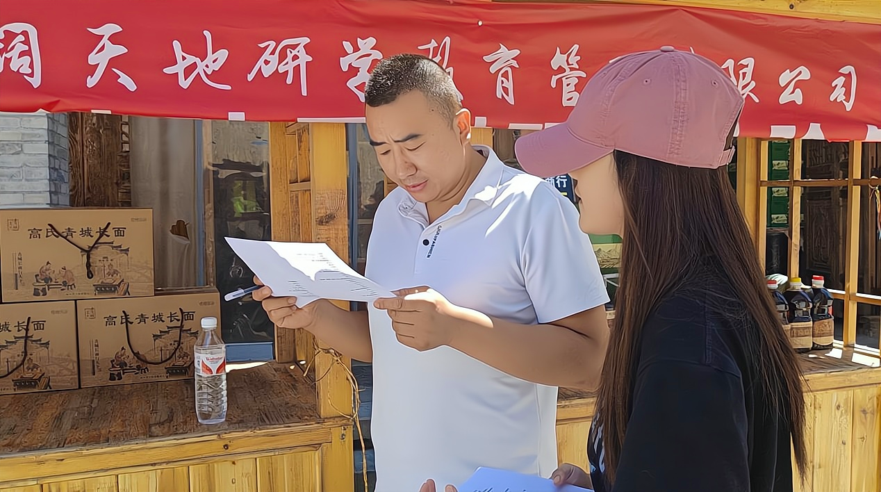 9青醯焕活实践队在与游客交流。房紫葳 供图